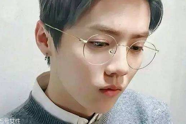 戴眼鏡有必要畫眼影嗎 戴眼鏡畫什么眼影好看 戴眼鏡有必要畫眼影嗎 戴眼鏡畫什么眼影好看