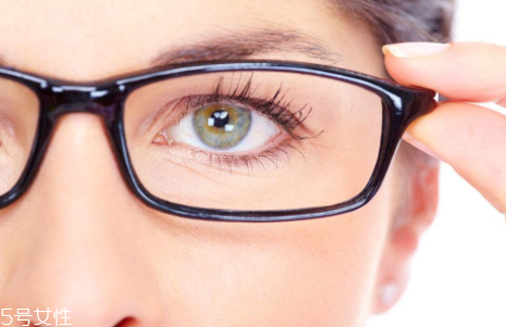 戴眼鏡畫什么眉毛好看 戴眼鏡要畫粗眉毛嗎 戴眼鏡畫什么眉毛好看 戴眼鏡要畫粗眉毛嗎