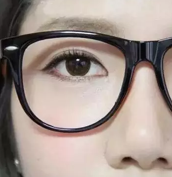 戴眼鏡有必要打腮紅嗎 戴眼鏡用什么顏色腮紅 戴眼鏡有必要打腮紅嗎 戴眼鏡用什么顏色腮紅