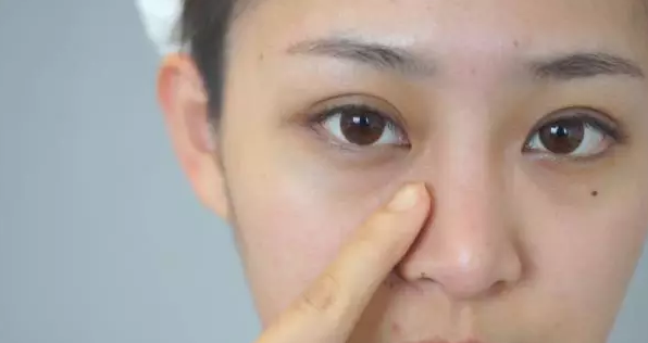 戴眼鏡有必要打腮紅嗎 戴眼鏡用什么顏色腮紅 戴眼鏡有必要打腮紅嗎 戴眼鏡用什么顏色腮紅