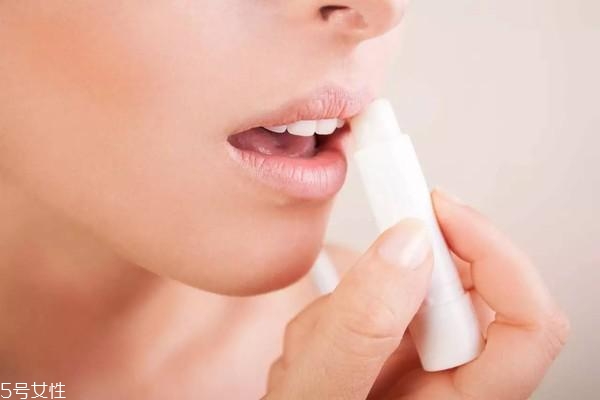 口紅太艷怎么補(bǔ)救 買錯(cuò)的口紅如何調(diào)色 口紅太艷怎么補(bǔ)救 買錯(cuò)的口紅如何調(diào)色