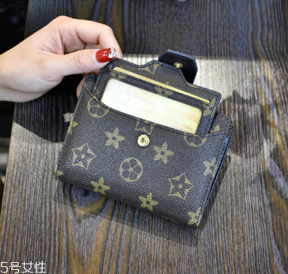 錢包沾上黑墨水怎么辦？錢包上的黑墨水怎么清理