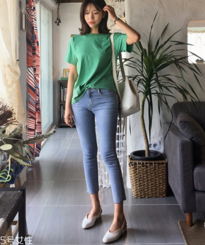 綠色短袖怎么搭配？綠色短袖搭配技巧