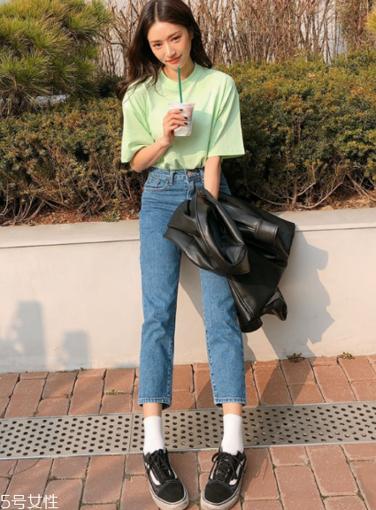 綠色短袖怎么搭配？綠色短袖搭配技巧