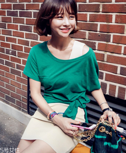 綠色短袖怎么搭配？綠色短袖搭配技巧