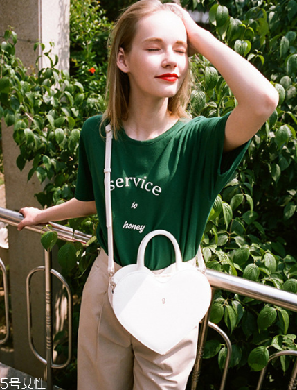 綠色短袖怎么搭配？綠色短袖搭配技巧
