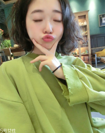 熒光色怎么搭配不顯黑？熒光色衣服搭配竅門(mén)