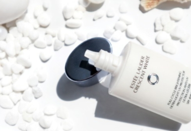 雅詩蘭黛晶透沁白搖搖防曬乳怎么樣？水感防曬不一斑