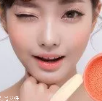 珊瑚色腮紅畫在哪個位置好看 珊瑚色腮紅的正確畫法 珊瑚色腮紅畫在哪個位置好看 珊瑚色腮紅的正確畫法