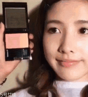 珊瑚色腮紅畫在哪個位置好看 珊瑚色腮紅的正確畫法 珊瑚色腮紅畫在哪個位置好看 珊瑚色腮紅的正確畫法