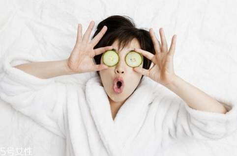 孕婦可以用黃瓜貼臉嗎 孕婦貼黃瓜做面膜的正確方法 孕婦可以用黃瓜貼臉嗎 孕婦貼黃瓜做面膜的正確方法