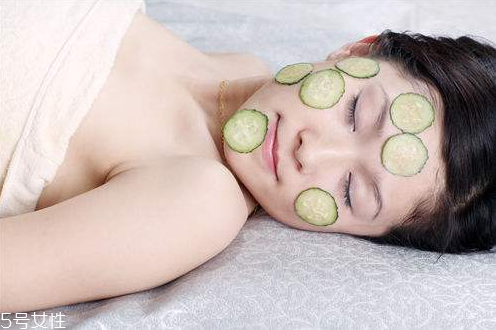 孕婦可以用黃瓜貼臉嗎 孕婦貼黃瓜做面膜的正確方法 孕婦可以用黃瓜貼臉嗎 孕婦貼黃瓜做面膜的正確方法