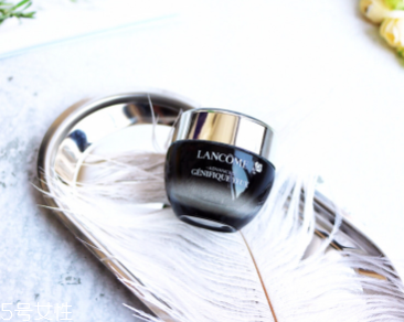 蘭蔻小黑瓶發(fā)光眼霜怎么用 lancome肌底精華眼霜用法 蘭蔻小黑瓶發(fā)光眼霜怎么用 lancome肌底精華眼霜用法
