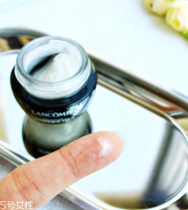 蘭蔻小黑瓶發(fā)光眼霜怎么用 lancome肌底精華眼霜用法 蘭蔻小黑瓶發(fā)光眼霜怎么用 lancome肌底精華眼霜用法