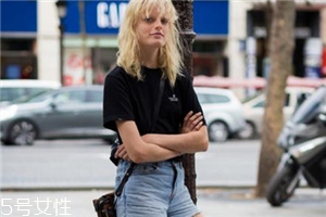 黑色t恤怎么搭配？黑色t恤搭配技巧