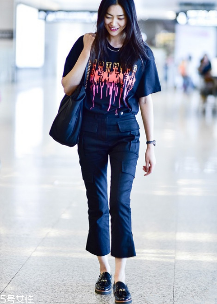 黑色t恤怎么搭配？黑色t恤搭配技巧