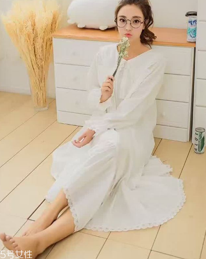 睡衣里面要穿內(nèi)衣嗎？睡衣里面穿不穿內(nèi)衣