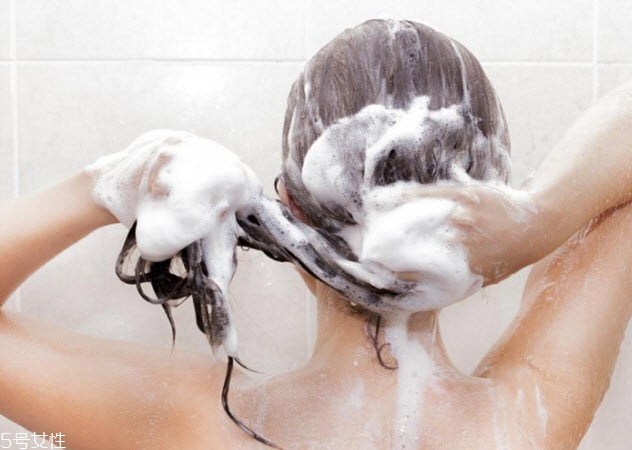 為什么頭發(fā)總是很油 頭發(fā)很油的原因分析 為什么頭發(fā)總是很油 頭發(fā)很油的原因分析