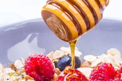 麥片和蜂蜜能一起吃嗎 麥片和蜂蜜一起吃的好處 麥片和蜂蜜能一起吃嗎 麥片和蜂蜜一起吃的好處