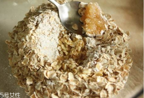 麥片和蜂蜜能一起吃嗎 麥片和蜂蜜一起吃的好處 麥片和蜂蜜能一起吃嗎 麥片和蜂蜜一起吃的好處