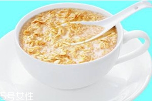 麥片和蜂蜜能一起吃嗎 麥片和蜂蜜一起吃的好處 麥片和蜂蜜能一起吃嗎 麥片和蜂蜜一起吃的好處