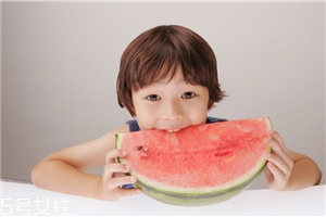 小孩可以使用面膜嗎 小孩子可以用哪些護(hù)膚品 小孩可以使用面膜嗎 小孩子可以用哪些護(hù)膚品