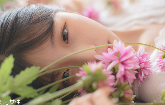 小孩可以使用面膜嗎 小孩子可以用哪些護(hù)膚品 小孩可以使用面膜嗎 小孩子可以用哪些護(hù)膚品