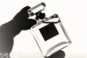 如何根據(jù)年齡氣質挑選香水 最受女性歡迎的香水品牌 如何根據(jù)年齡氣質挑選香水 最受女性歡迎的香水品牌