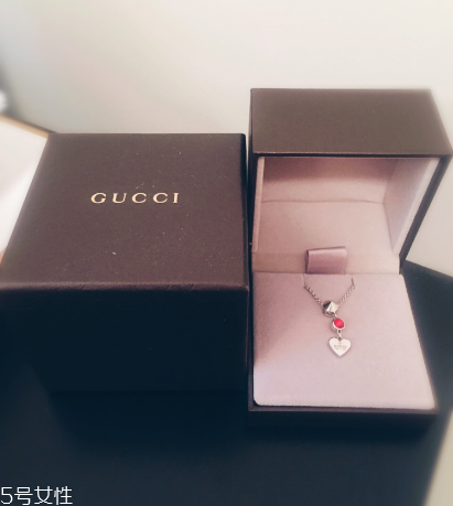 項鏈金色好看還是銀色好看？項鏈金色和銀色哪個好