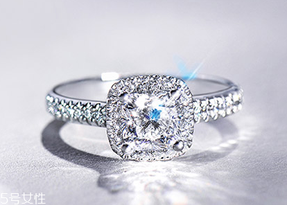 戒指可以戴右手嗎？戒指能戴在右手上嗎