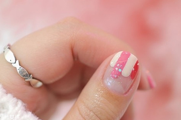 裸粉色條紋美甲教程 裸粉色條紋美甲樣式 裸粉色條紋美甲教程 裸粉色條紋美甲樣式