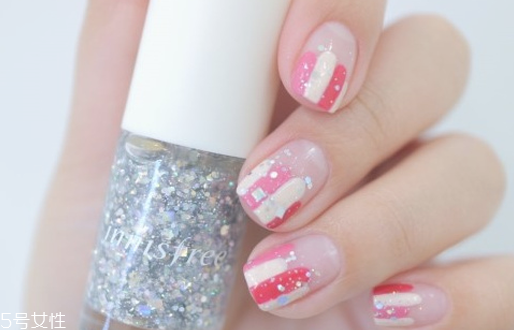 裸粉色條紋美甲教程 裸粉色條紋美甲樣式 裸粉色條紋美甲教程 裸粉色條紋美甲樣式