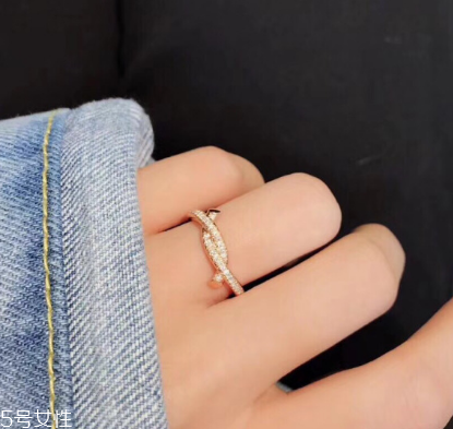 戒指可以戴食指嗎？戒指能不能戴在食指上？