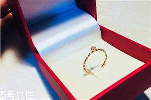 戒指可以戴食指嗎？戒指能不能戴在食指上？