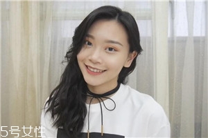 電發(fā)棒怎么自己卷頭發(fā) 電發(fā)棒卷頭發(fā)方法 電發(fā)棒怎么自己卷頭發(fā) 電發(fā)棒卷頭發(fā)方法