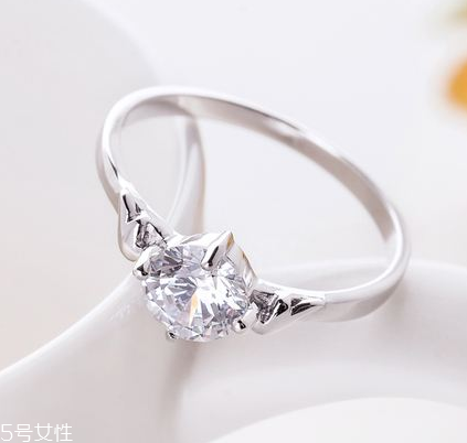 戒指會(huì)越戴越松嗎？戒指會(huì)不會(huì)越戴越大？