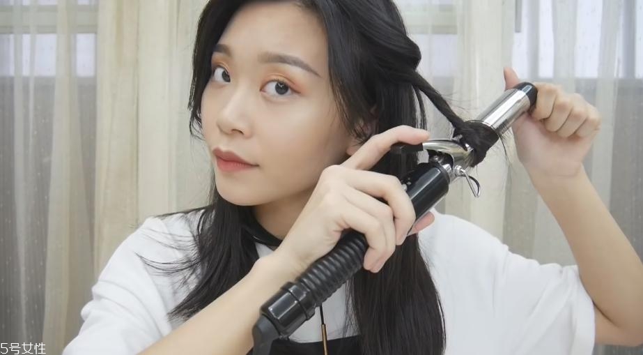 電發(fā)棒怎么自己卷頭發(fā) 電發(fā)棒卷頭發(fā)方法 電發(fā)棒怎么自己卷頭發(fā) 電發(fā)棒卷頭發(fā)方法
