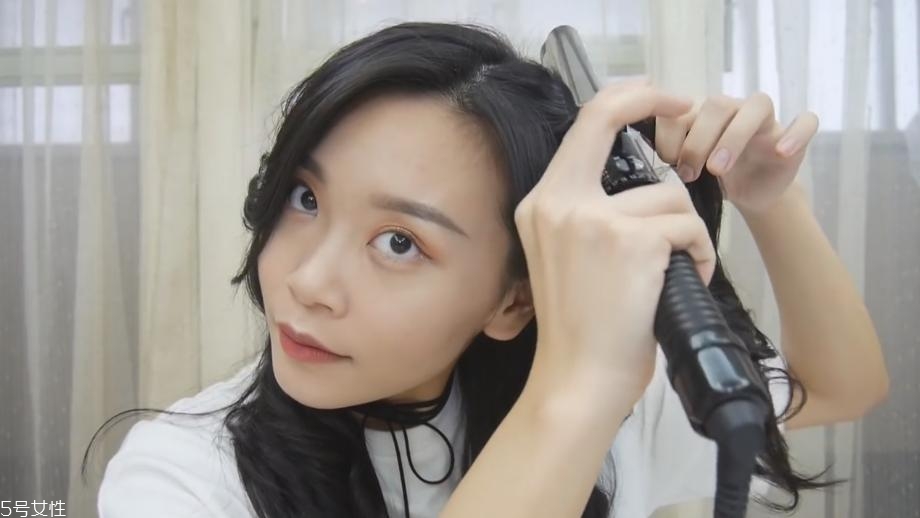 電發(fā)棒怎么自己卷頭發(fā) 電發(fā)棒卷頭發(fā)方法 電發(fā)棒怎么自己卷頭發(fā) 電發(fā)棒卷頭發(fā)方法