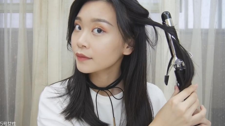 電發(fā)棒怎么自己卷頭發(fā) 電發(fā)棒卷頭發(fā)方法 電發(fā)棒怎么自己卷頭發(fā) 電發(fā)棒卷頭發(fā)方法