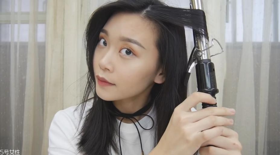 電發(fā)棒怎么自己卷頭發(fā) 電發(fā)棒卷頭發(fā)方法 電發(fā)棒怎么自己卷頭發(fā) 電發(fā)棒卷頭發(fā)方法