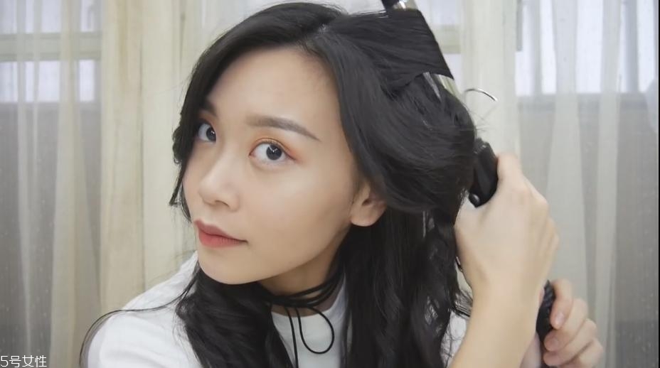 電發(fā)棒怎么自己卷頭發(fā) 電發(fā)棒卷頭發(fā)方法 電發(fā)棒怎么自己卷頭發(fā) 電發(fā)棒卷頭發(fā)方法