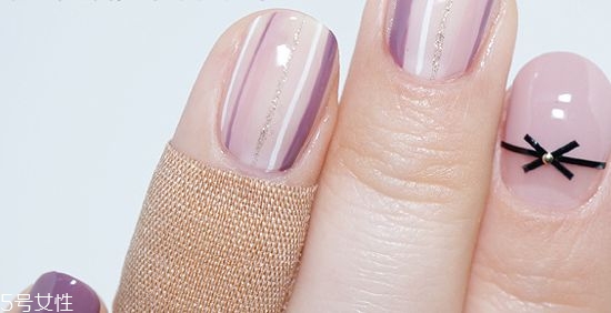 裸粉色條紋美甲教程 裸粉色條紋美甲樣式 裸粉色條紋美甲教程 裸粉色條紋美甲樣式