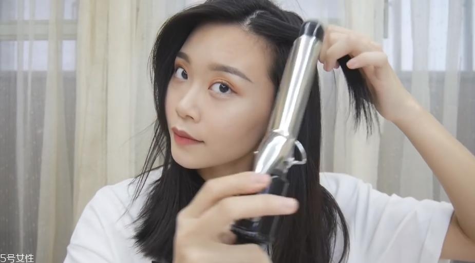 電發(fā)棒怎么自己卷頭發(fā) 電發(fā)棒卷頭發(fā)方法 電發(fā)棒怎么自己卷頭發(fā) 電發(fā)棒卷頭發(fā)方法