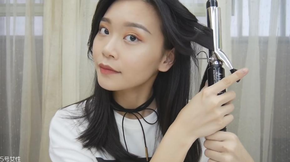 電發(fā)棒怎么自己卷頭發(fā) 電發(fā)棒卷頭發(fā)方法 電發(fā)棒怎么自己卷頭發(fā) 電發(fā)棒卷頭發(fā)方法