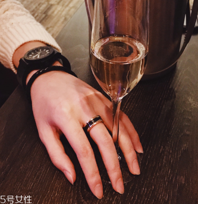 戒指和手鏈戴一只手嗎？戒指和手鏈能戴一邊嗎