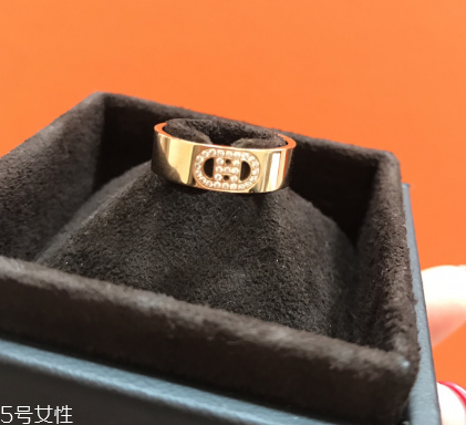 戒指為什么要戴在無名指上？戒指戴在無名指的含義