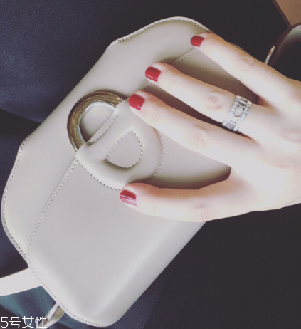 戒指為什么要戴在無名指上？戒指戴在無名指的含義