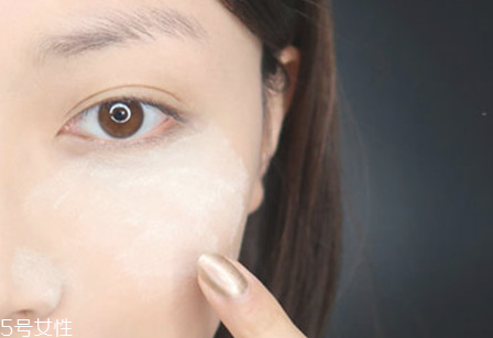 口罩粘粉底怎么辦 口罩不沾粉底2個(gè)技巧 口罩粘粉底怎么辦 口罩不沾粉底2個(gè)技巧