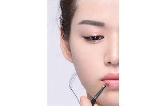 什么顏色口紅適合裸妝 裸妝的正確化妝步驟 什么顏色口紅適合裸妝 裸妝的正確化妝步驟