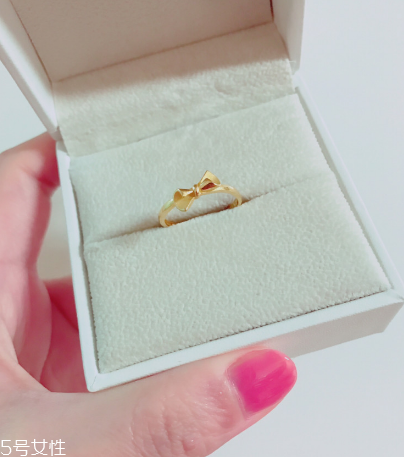 戒指應該戴在哪個手上？戒指戴左手還是右手